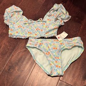 NWT girls 2 piece swim suit. The size is S(6/7)